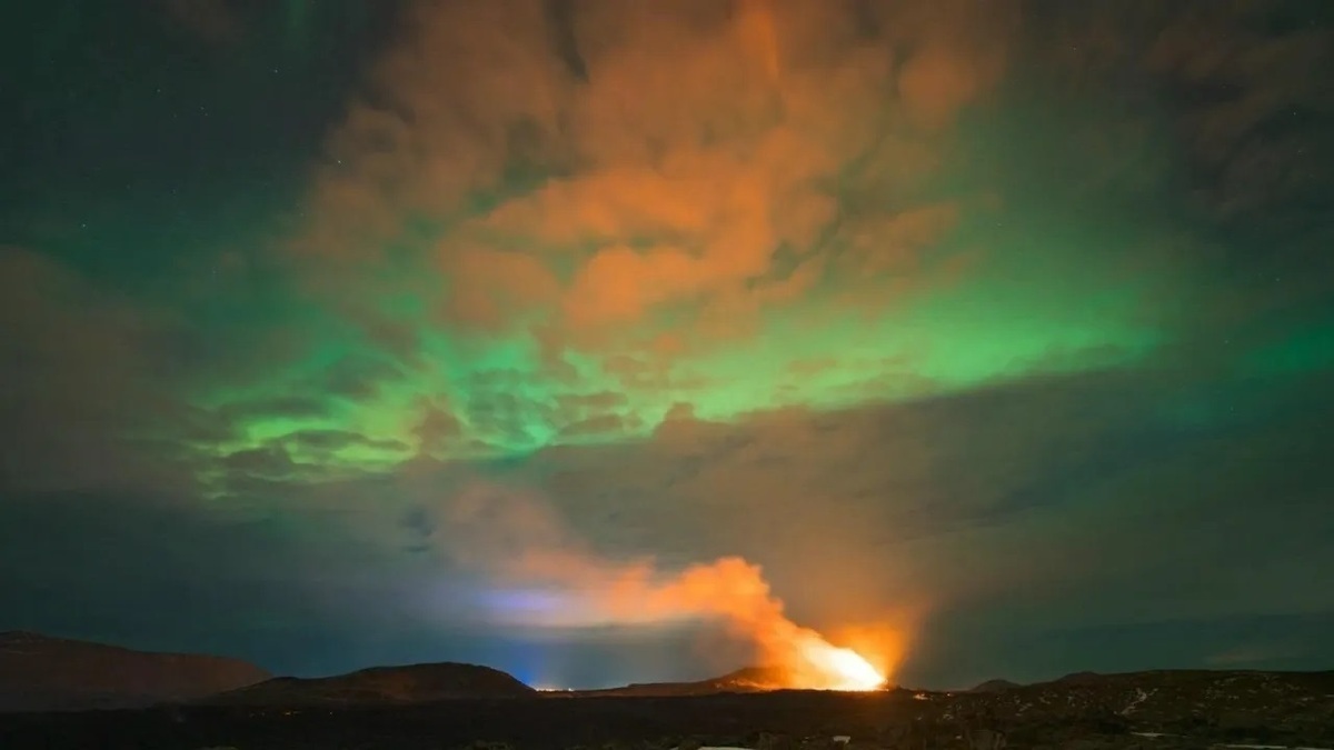 ویدئو| آتشفشان ایسلند زیر نور شفق قطبی