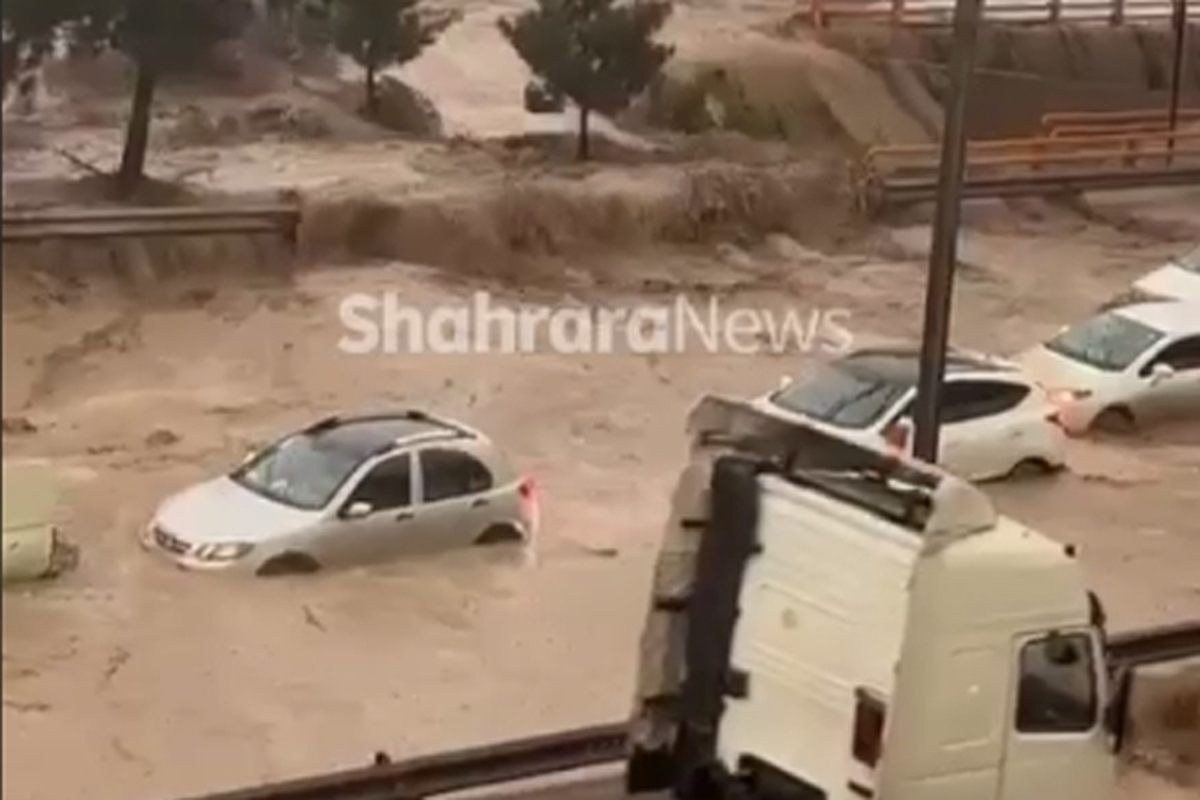 ویدئو | لحظات اولیه وقوع سیلاب در پل و میدان انقلاب مشهد