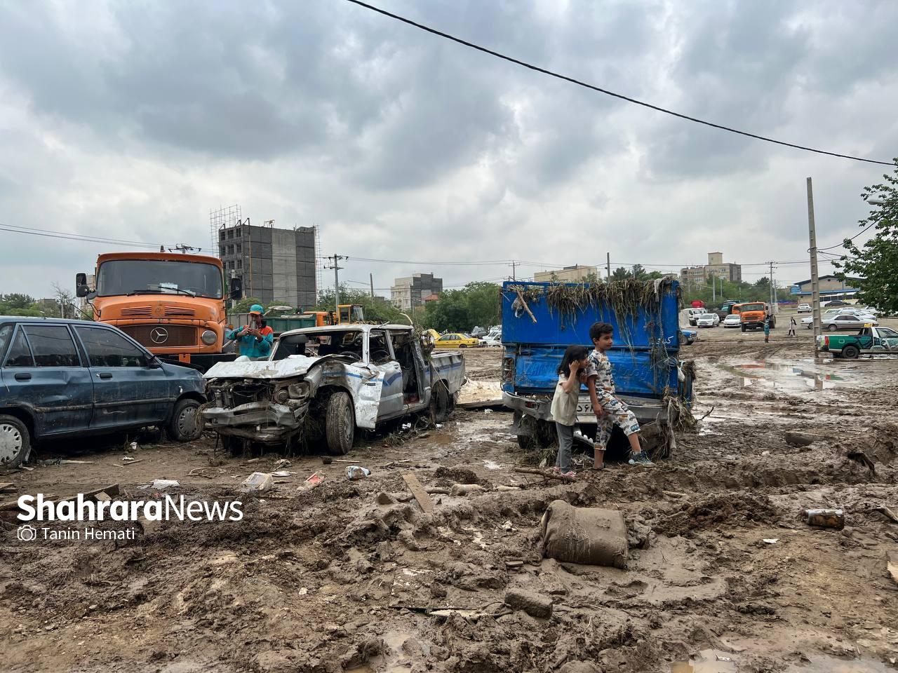 امدادرسانی به خانواده‌های سیل‌زده در خیابان سپاه ۶۹ در مشهد ادامه دارد (۲۷ اردیبهشت ۱۴۰۳) + فیلم و عکس