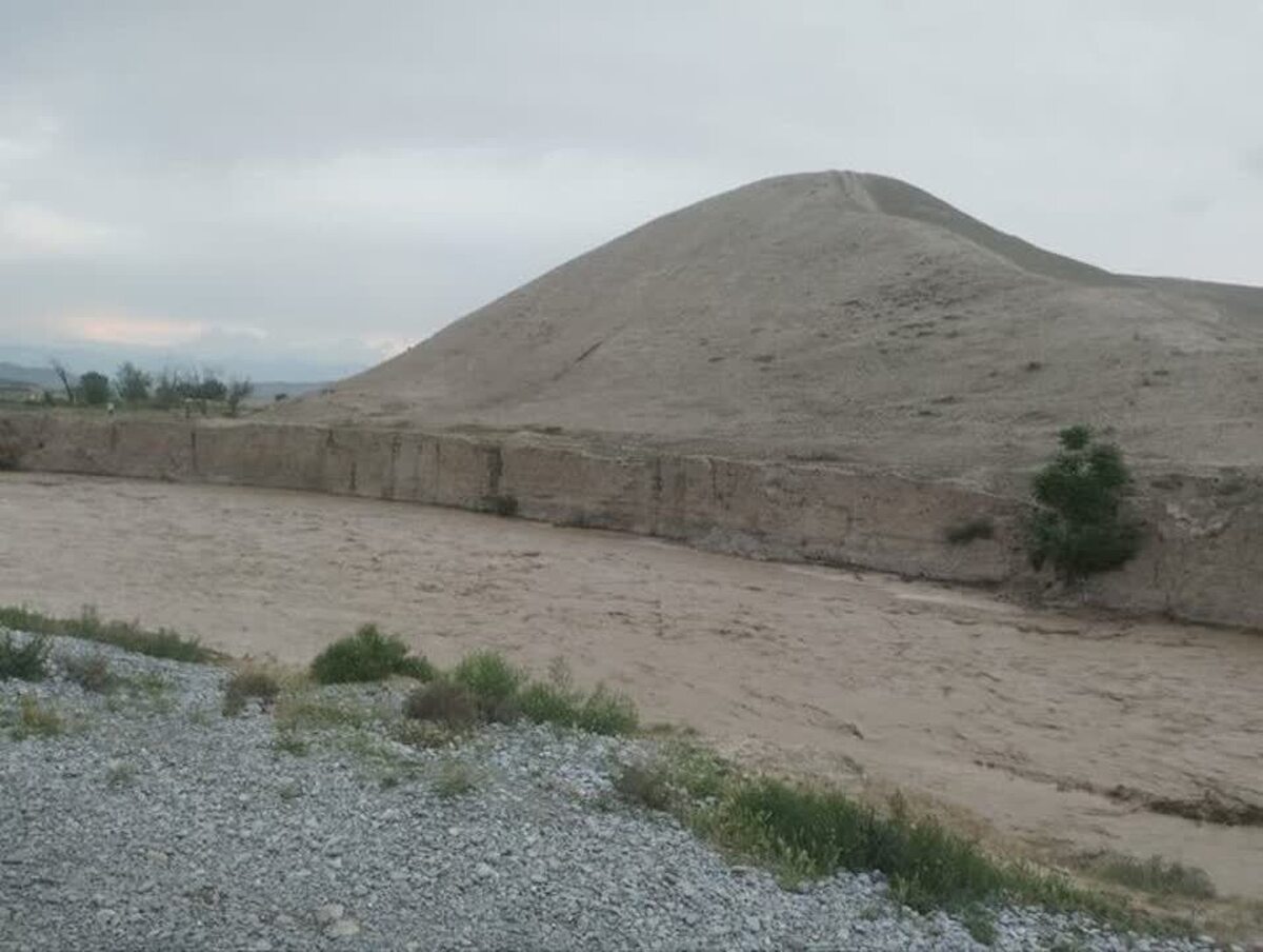 خسارت سیلاب به بدنه و لایه‌های زیرین محوطه تاریخی یاریم تپه درگز (۲۷ اردیبهشت ۱۴۰۳)