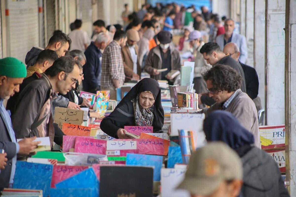 «جمعه‌بازار کتاب مشهد» در جمعه بارانی مشهد (۲۸ اردیبهشت ۱۴۰۳) + تصاویر