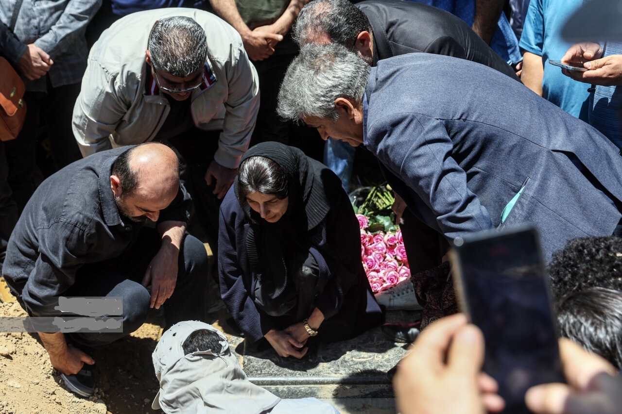 «زری خوشکام» در خاک آرام گرفت + تصاویر | حال لیلا حاتمی در مراسم خاکسپاری مادرش