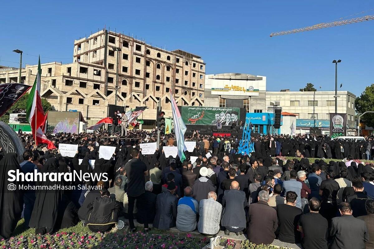 در فراق خادم‌الرضا(ع) | حضور گسترده مردم مشهد در مراسم بزرگداشت شهید رئیسی در میدان بسیج مشهد + فیلم