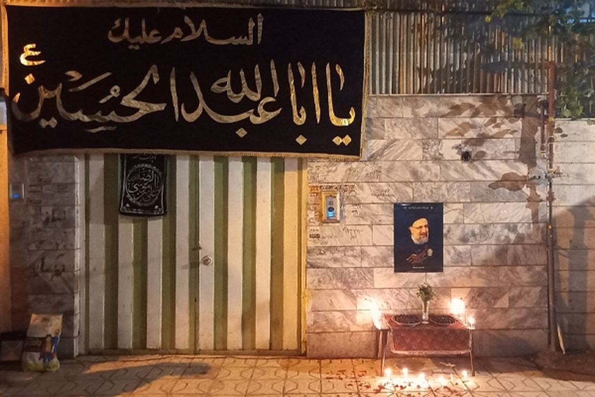 ویدئو | اجتماع و عرض تسلیت مردم مشهد مقابل منزل مادر شهید رئیسی