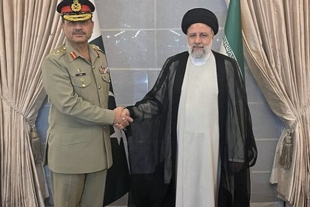 رئیسی در دیدار با فرمانده ارتش پاکستان: تقویت همکاری قوای مسلح ایران و پاکستان برای منطقه ثبات می‌آورد