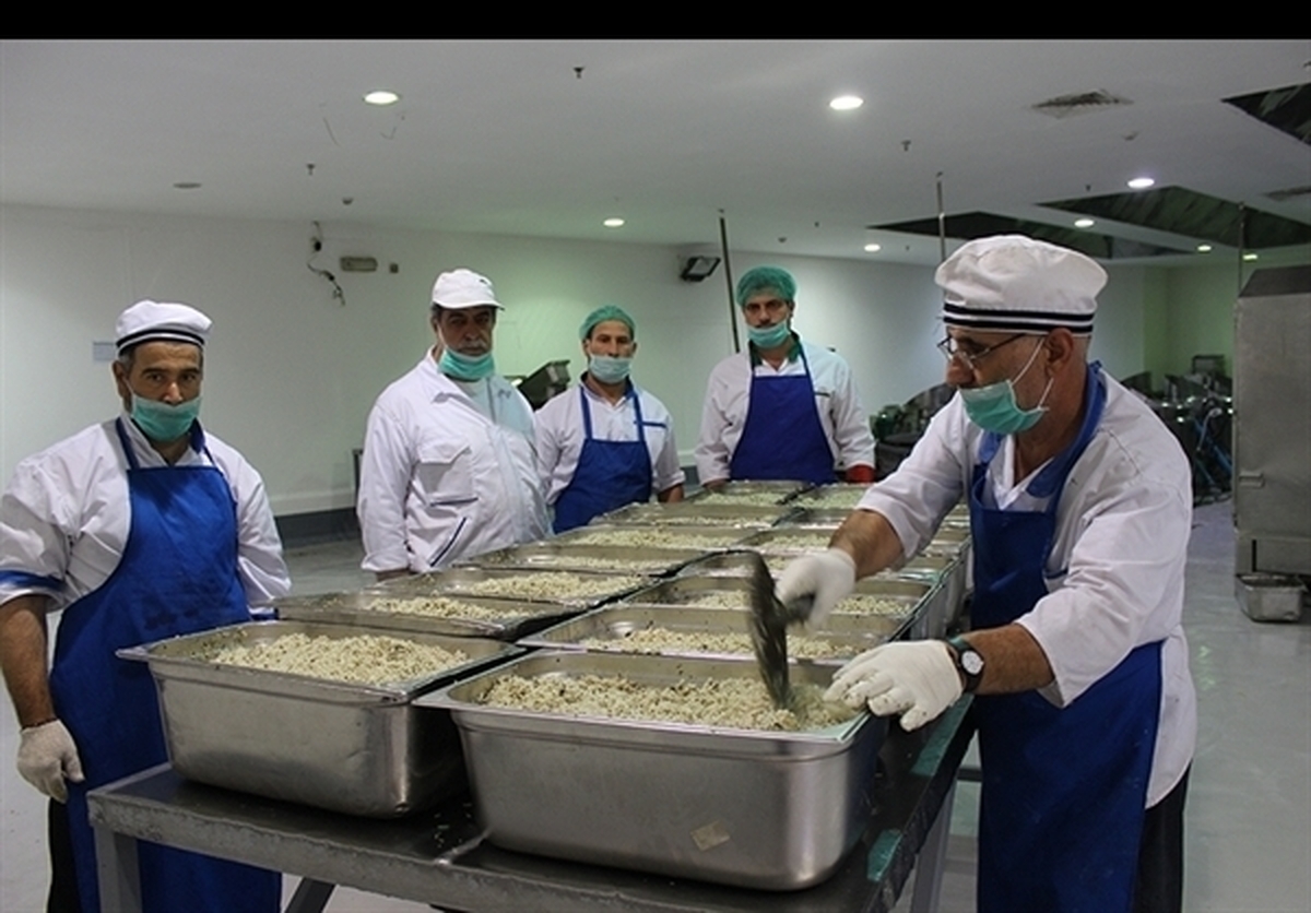 معاینات پزشکی کارکنان آشپزخانه مرکزی خراسان رضوی در ایام حج عمره آغاز شد