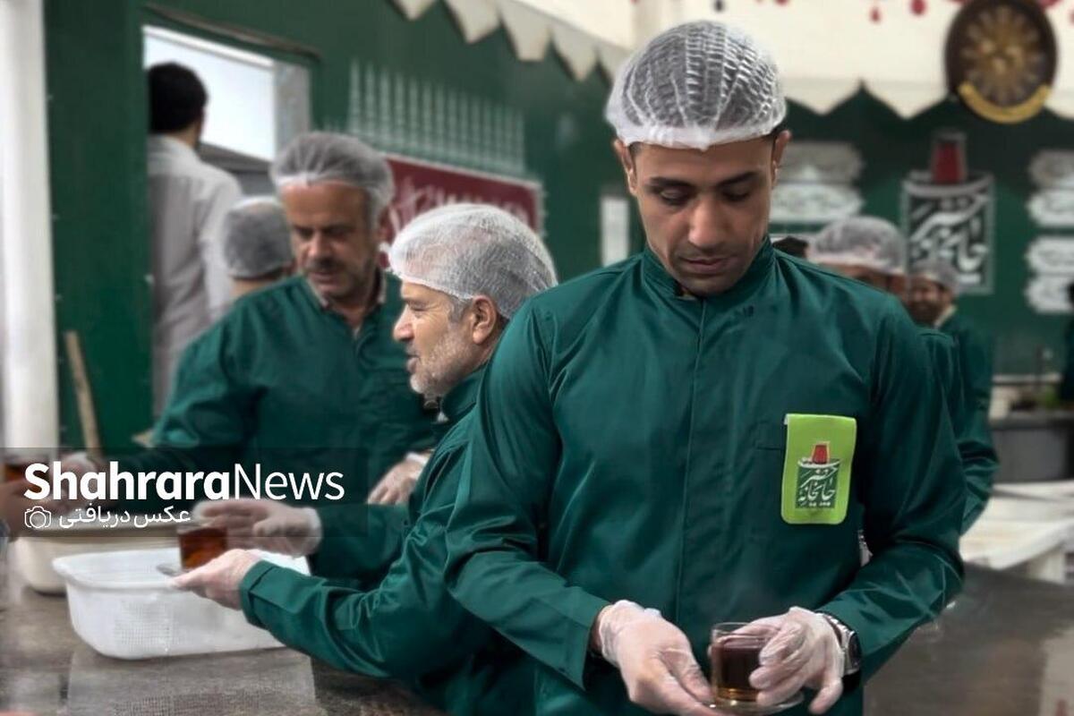 ویدئو | حضور حسین طیبی ستاره فوتسال جهان در چایخانه حرم امام رضا(ع)