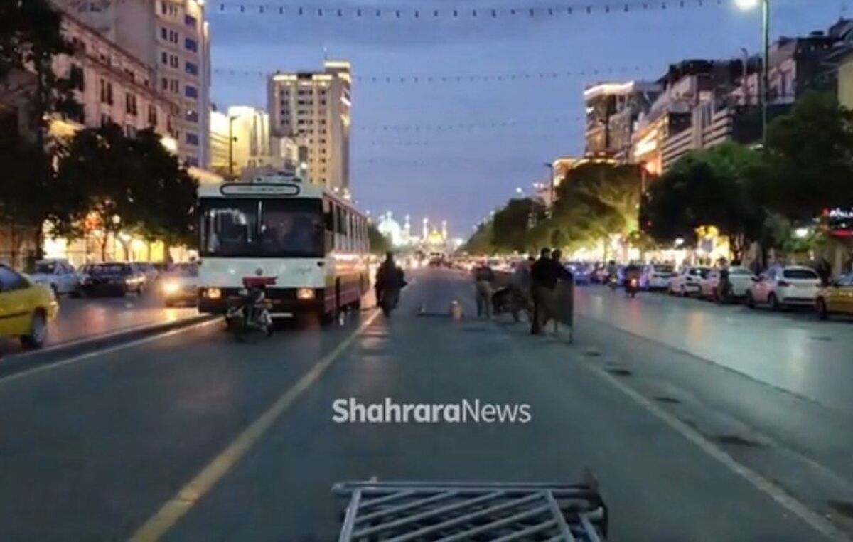ویدئو | آماده سازی خیابان امام رضا(ع) مشهد برای تشییع پیکر شهید رئیسی و همراهان
