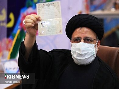 تصاویری از لحظه ثبت نام رئیس جمهور شهید در انتخابات ریاست جمهوری ۱۴۰۰