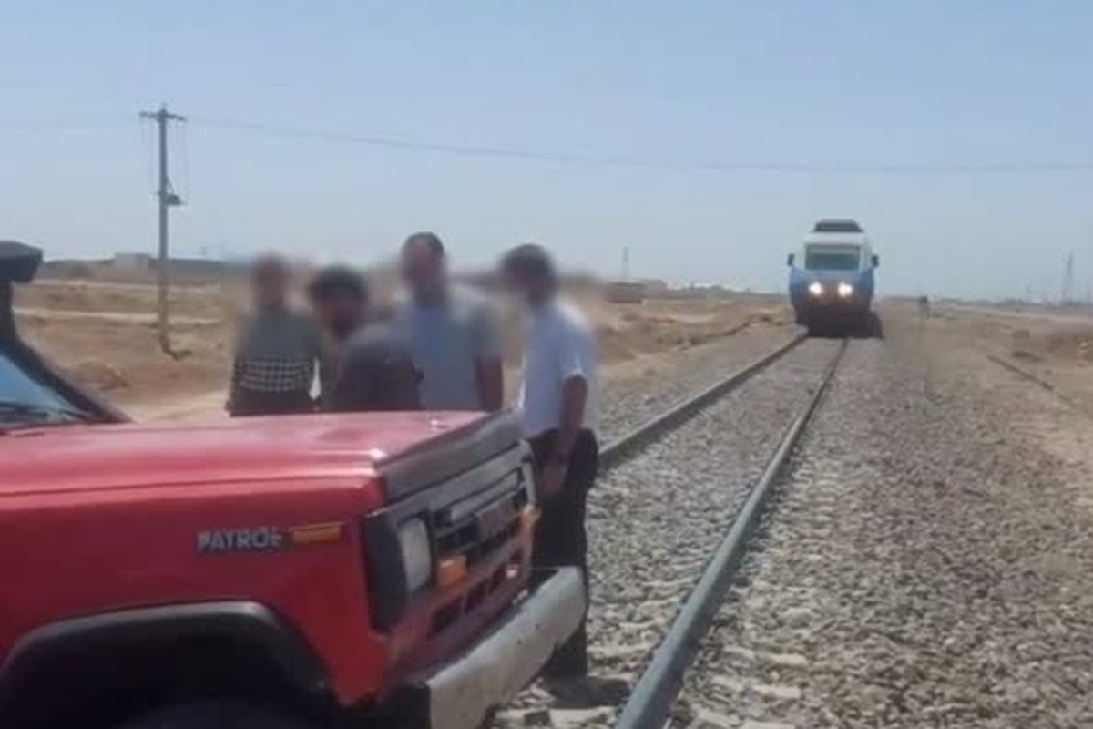 گیر کردن پاترول روی ریل، قطار تهران - یزد را متوقف کرد + فیلم