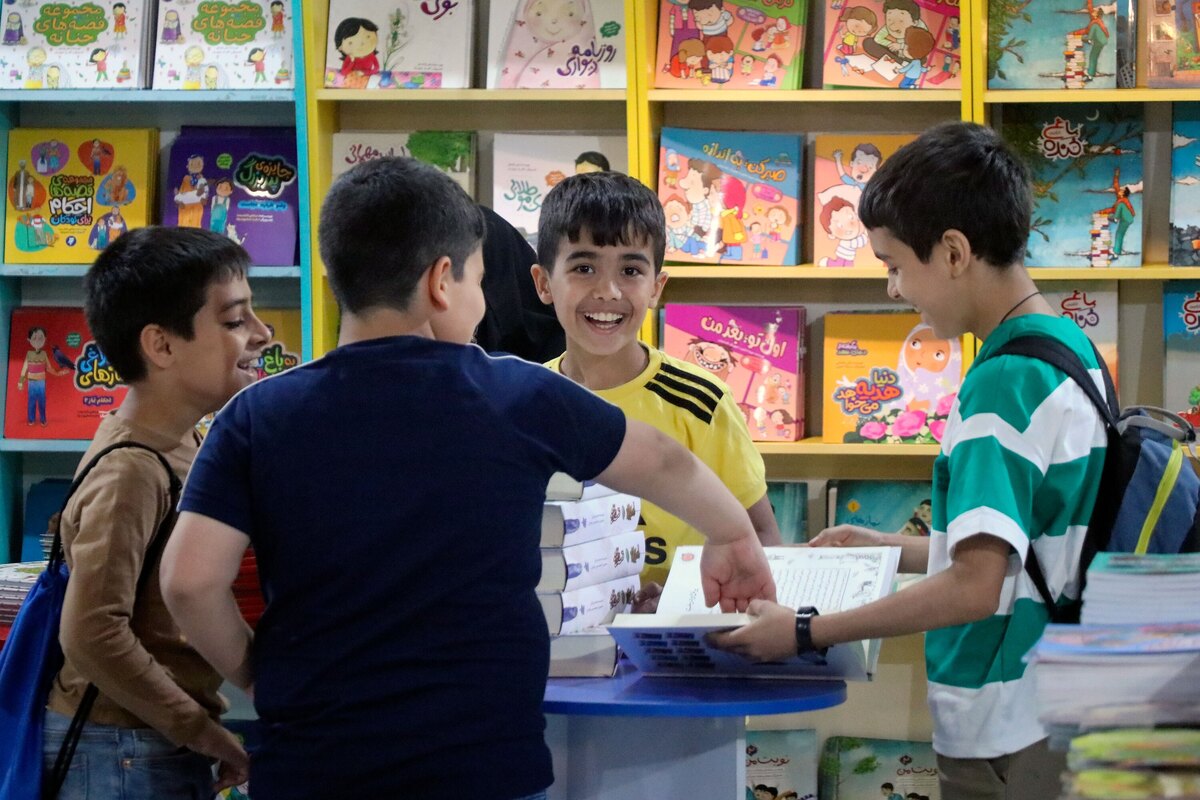 کودکان در نمایشگاه کتاب امسال بودجه محدود، اما خرید هدفمند داشتند