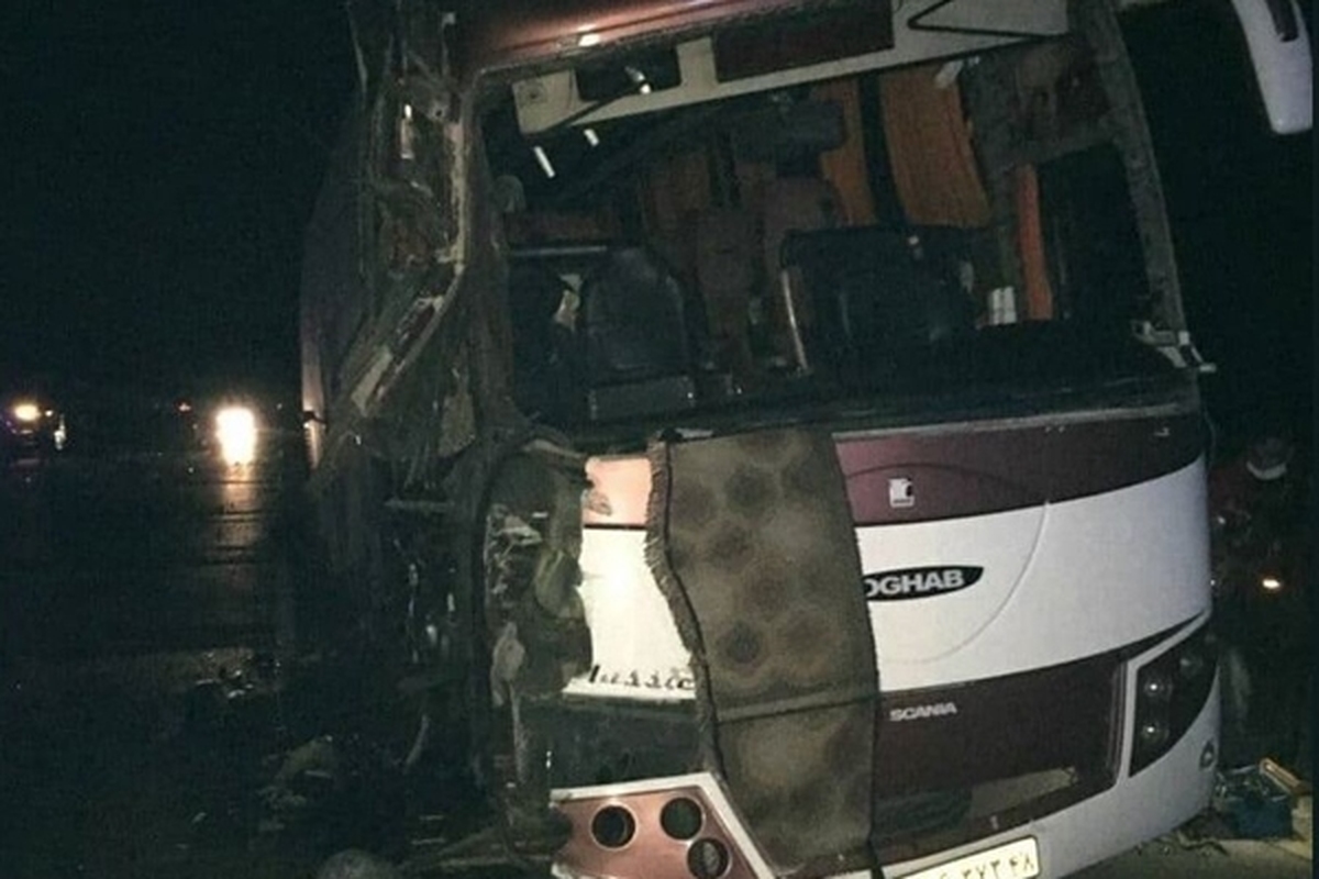 تصادف اتوبوس با تریلی در کرمانشاه یک فوتی و ۱۱ مصدوم برجا گذاشت