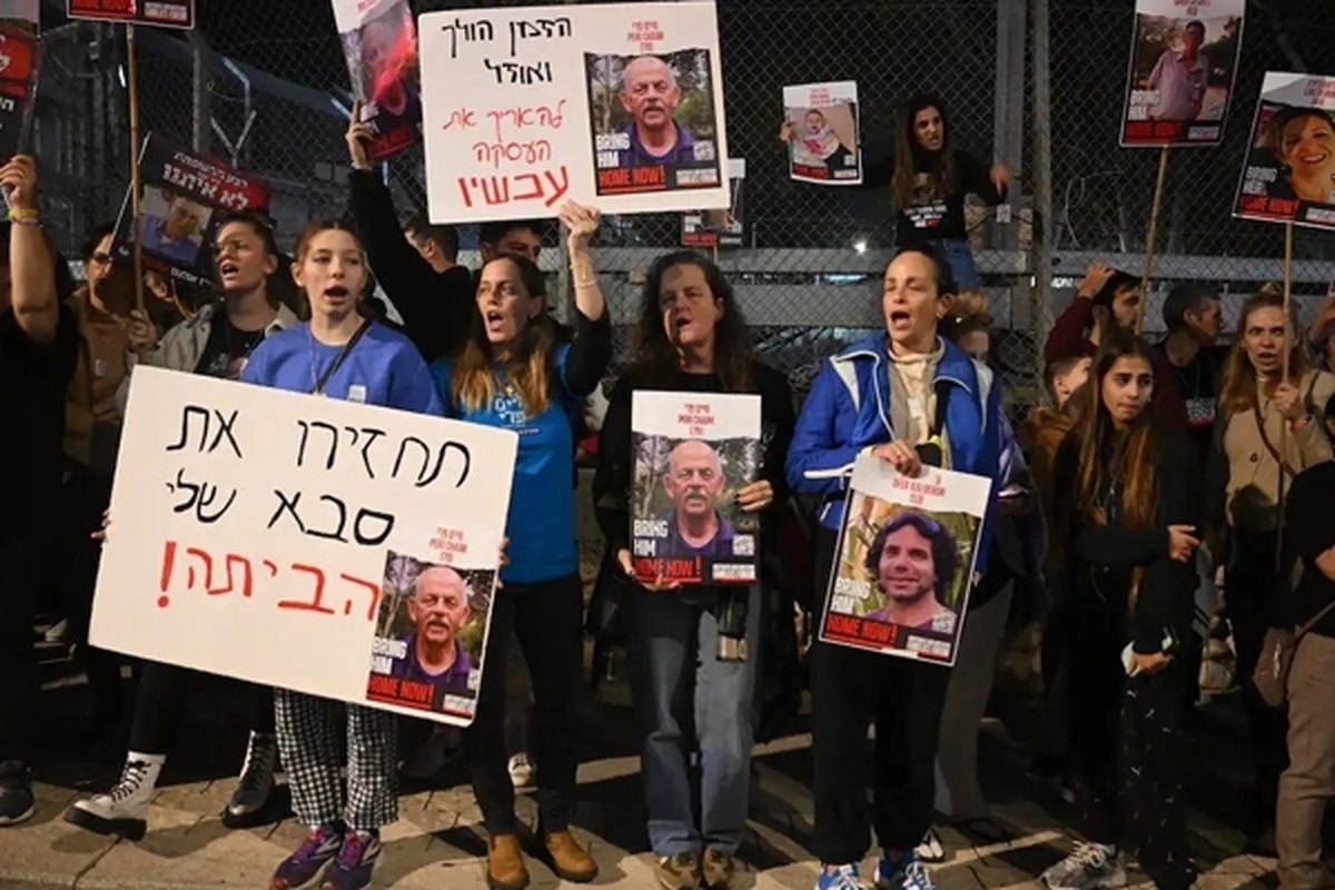 خانواده‌های اسرای صهیونیست خطاب به نتانیاهو: یا اسرا را آزاد کنید یا استعفا دهید + فیلم