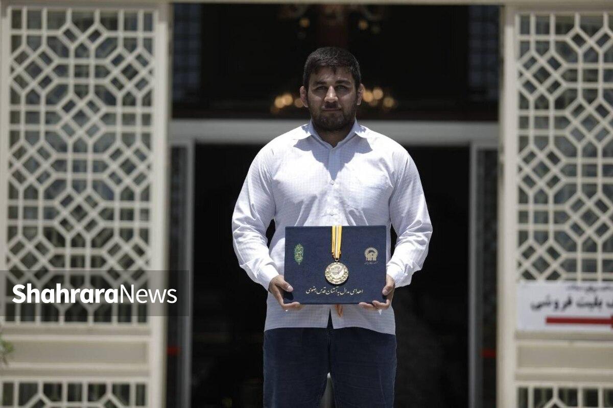 اهدای مدال طلای امیر یاری، کشتی‌گیر قهرمان آسیا به موزه آستان قدس‌رضوی