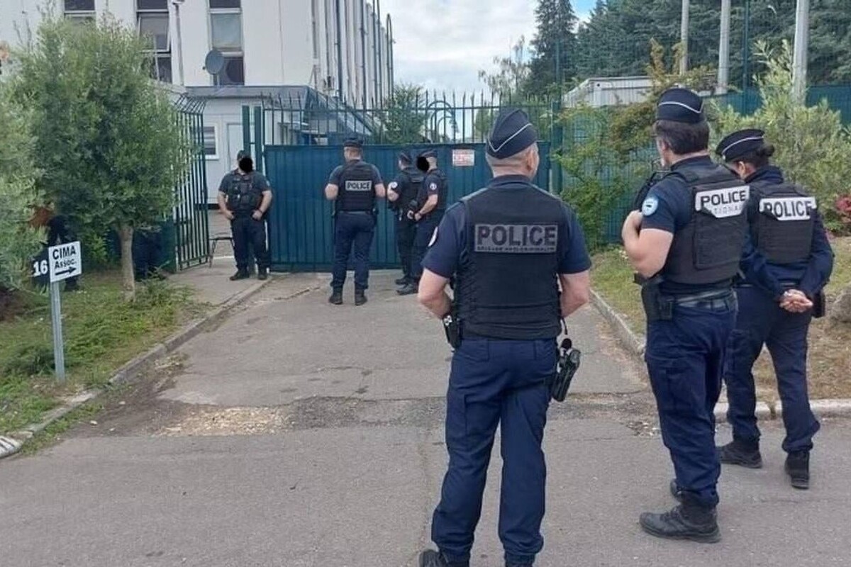 جزئیات جدید از حمله پلیس فرانسه به مقر منافقین