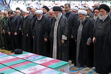 عکس‌هایی از اقامه نماز رهبر انقلاب بر پیکر رئیس‌جمهور شهید و همراهان گرامی ایشان