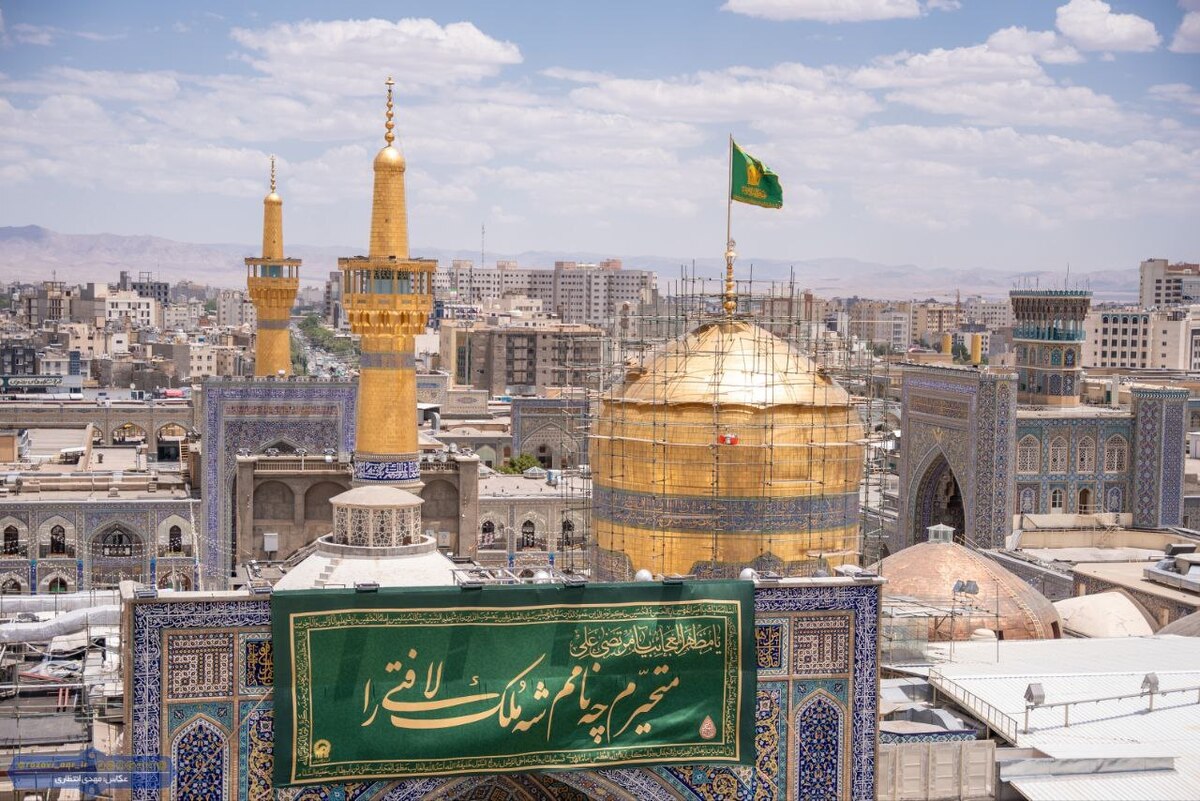 تصاویری زیبا از کتیبه جدید صحن گوهرشاد در آستانه عید غدیر (۳۰ خرداد ۱۴۰۳)
