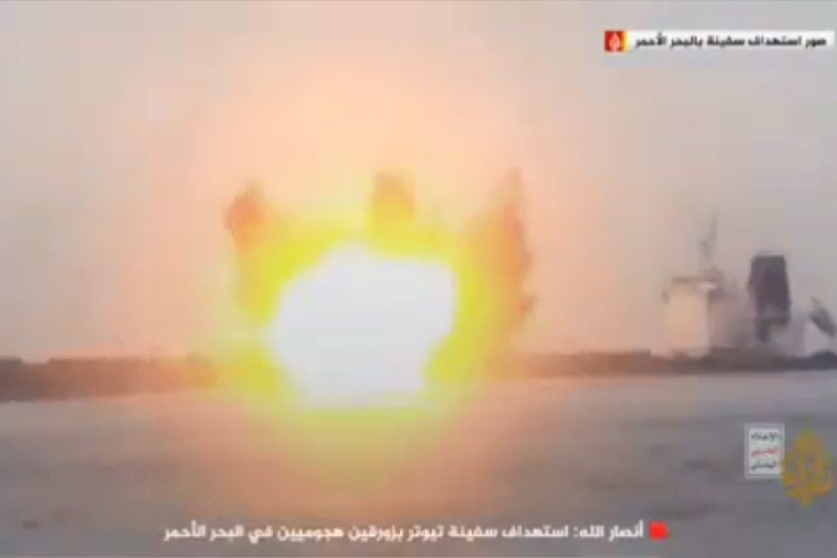 حمله نیروهای مسلح یمن به کشتی «تیوتر» + فیلم