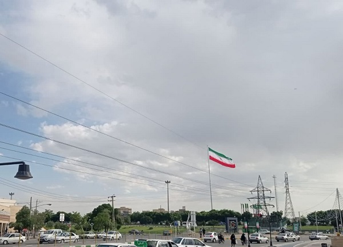 شهروند خبرنگار | نصب و برافراشته شدن پرچم بزرگ جمهوری اسلامی ایران در میدان فجر در روز عرفه