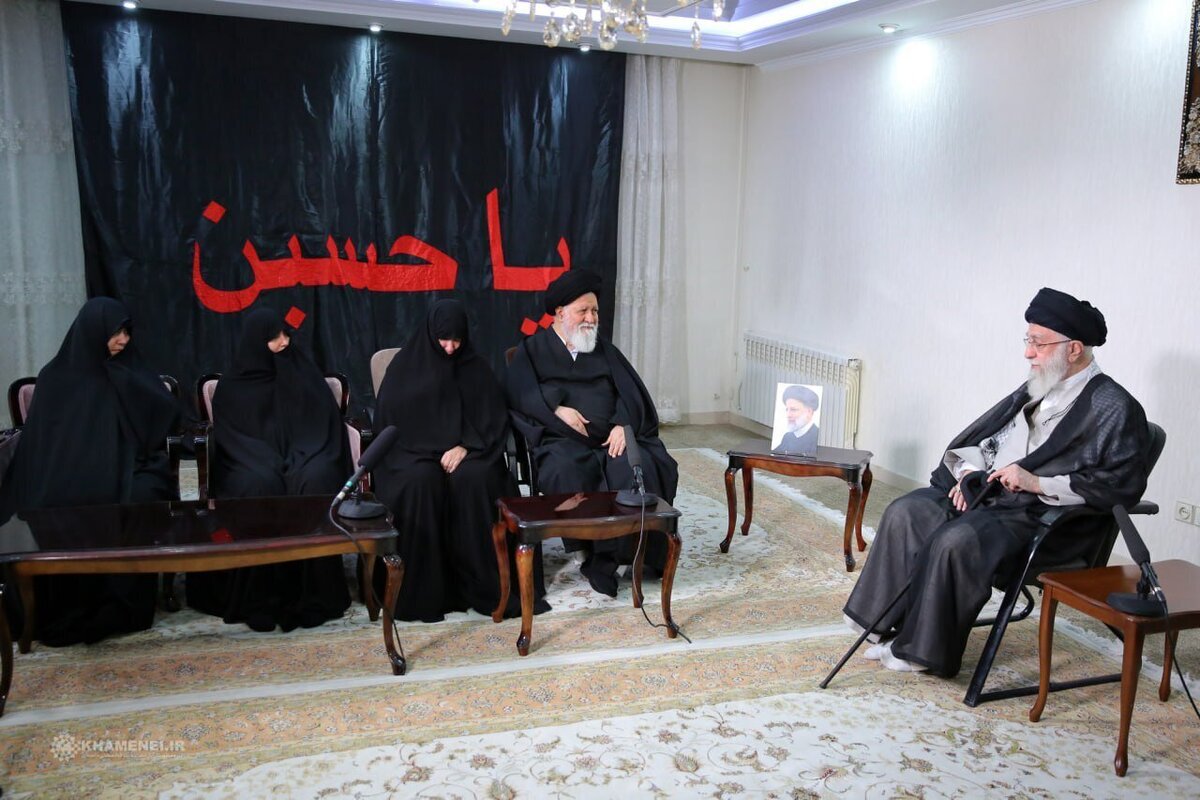 ویدئو| تصاویری از حضور رهبر انقلاب در منزل شهید رئیسی