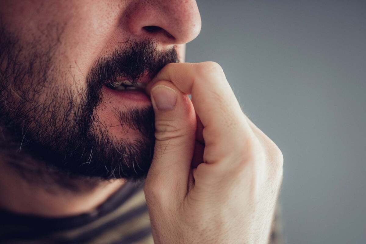 جویدن ناخن یک اختلال وسواسی است که باید درمان شود