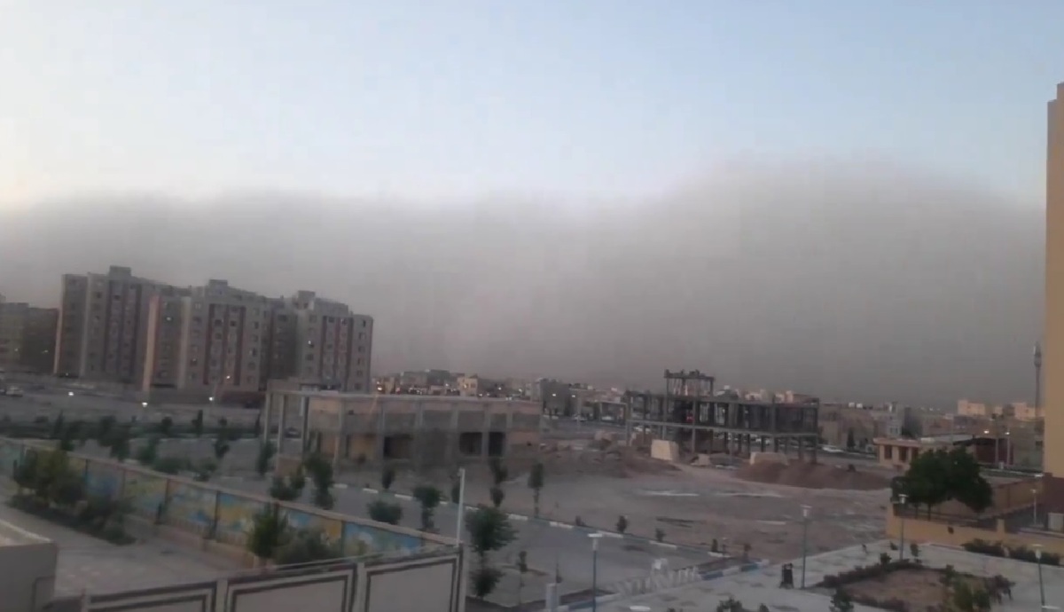 ویدئو| لحظه ورود طوفان شن به شهر یزد