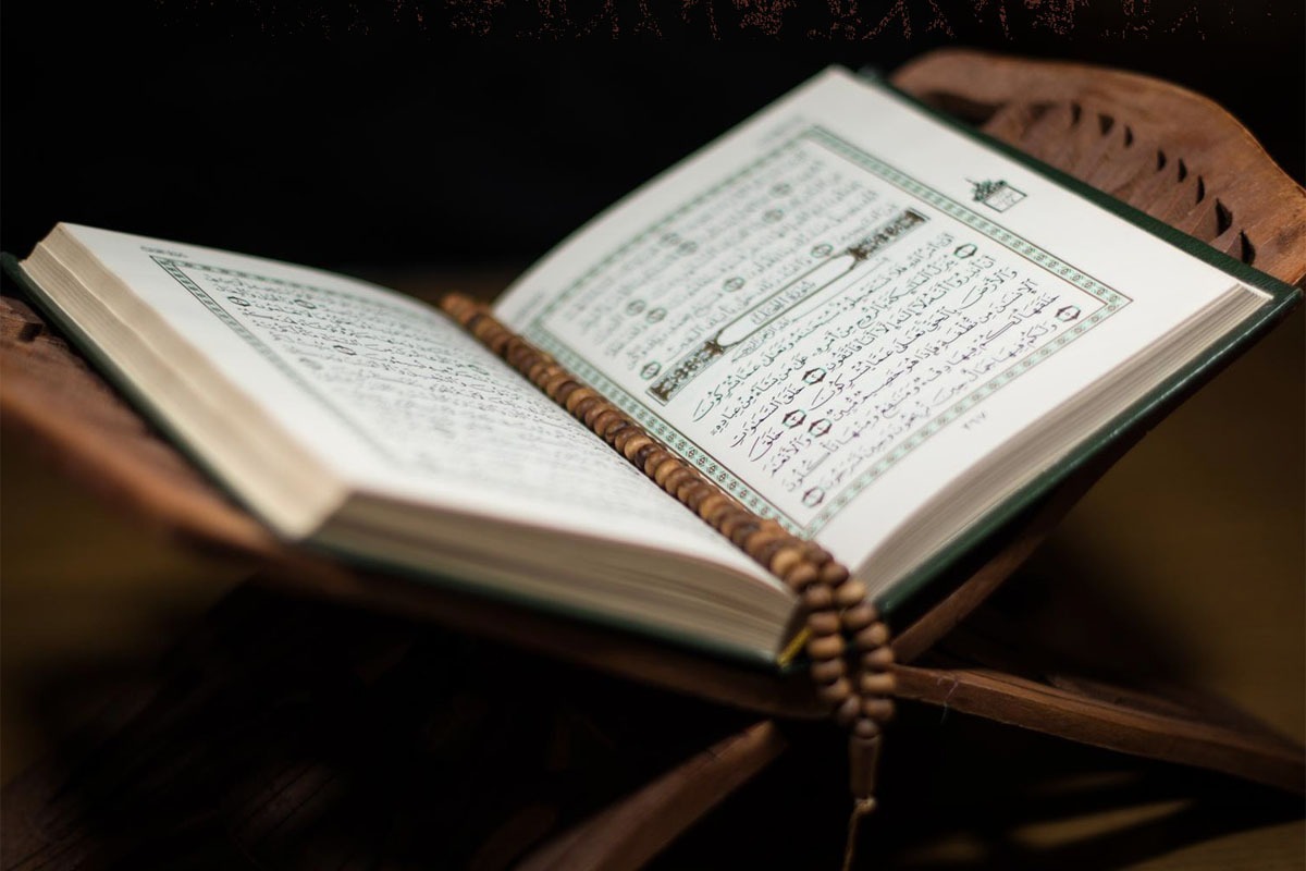 قرآن؛ چراغ روشن و رهنما در تاریکی دنیا