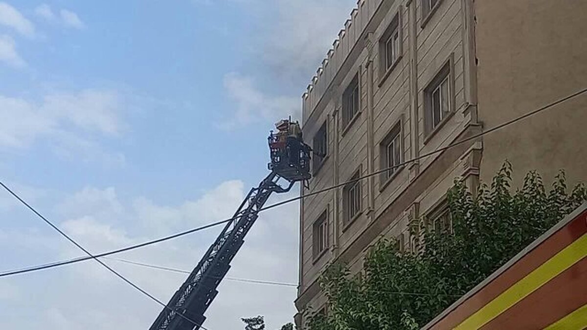نجات ۱۰ شهروند از میان دود آتش‌سوزی در تهران|سه آتش‌نشان مصدوم شدند