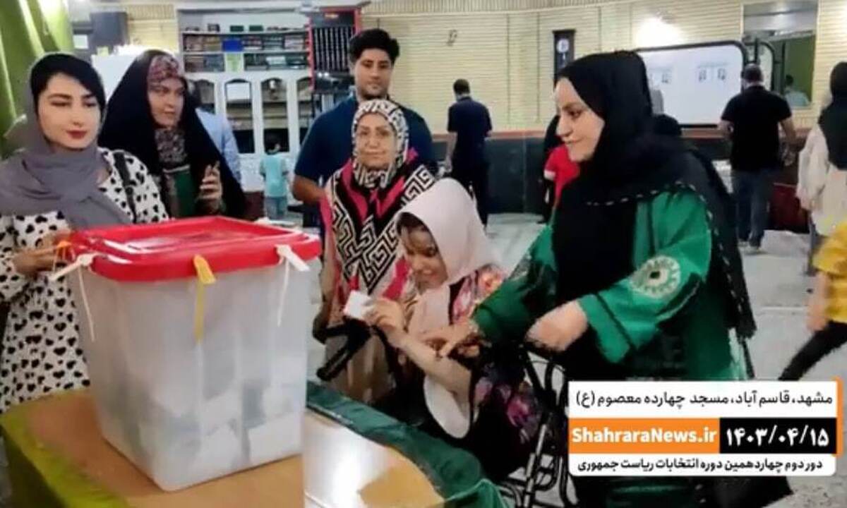 رای اول نوجوان مشهدی دارای معلولیت در انتخابات ریاست جمهوری + فیلم