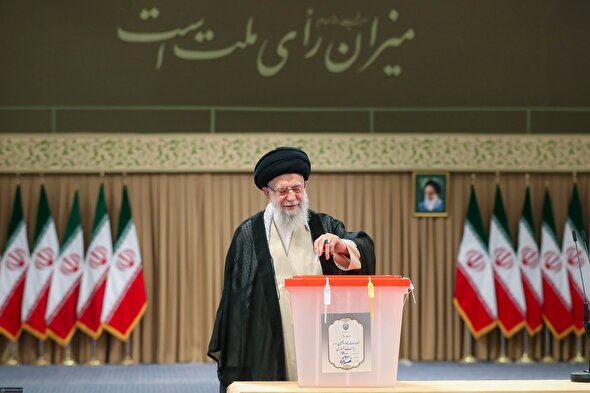 مرحله دوم رأی‌گیری انتخابات چهاردهمین دوره ریاست‌جمهوری با حضور رهبر معظم انقلاب اسلامی