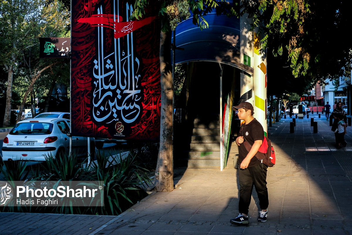 اکران تصاویر خادمان حسینی در قاب مفاخر در مشهد