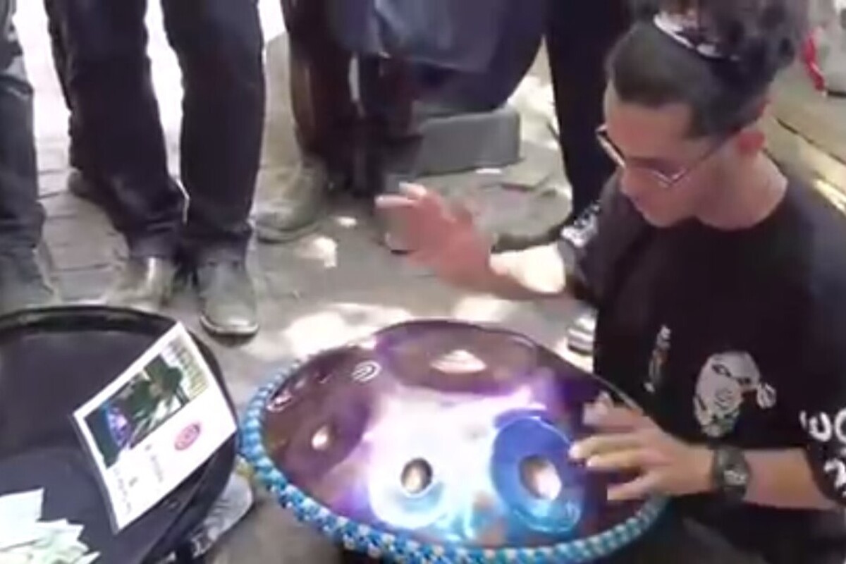 ویدئو | درخواست ضرغامی از یک نوازنده خیابانی در شیراز: «سلطان قلب‌ها» رو بزن!