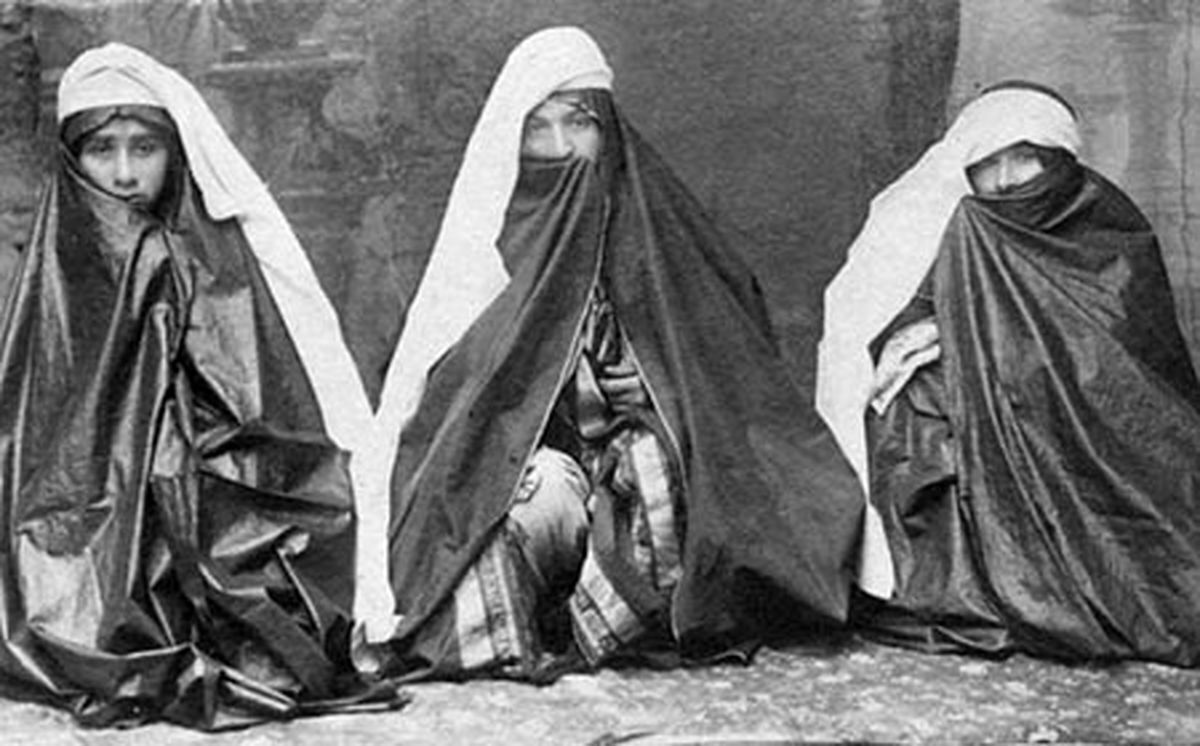 زنانی که در آتش دویده‌اند | گزیده‌هایی از خاطرات بانوانی که سال‌ها برای حفظ حجاب در خانه حبس بوده‌اند