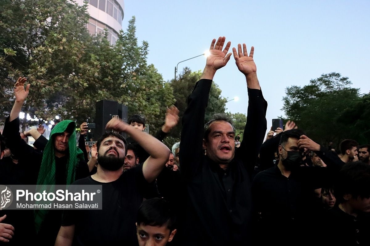 ویدئو| حال و هوای دسته جات عزاداران حسینی در خیابان منتهی به حرم مطهر رضوی (۲۶ تیر ۱۴۰۳)