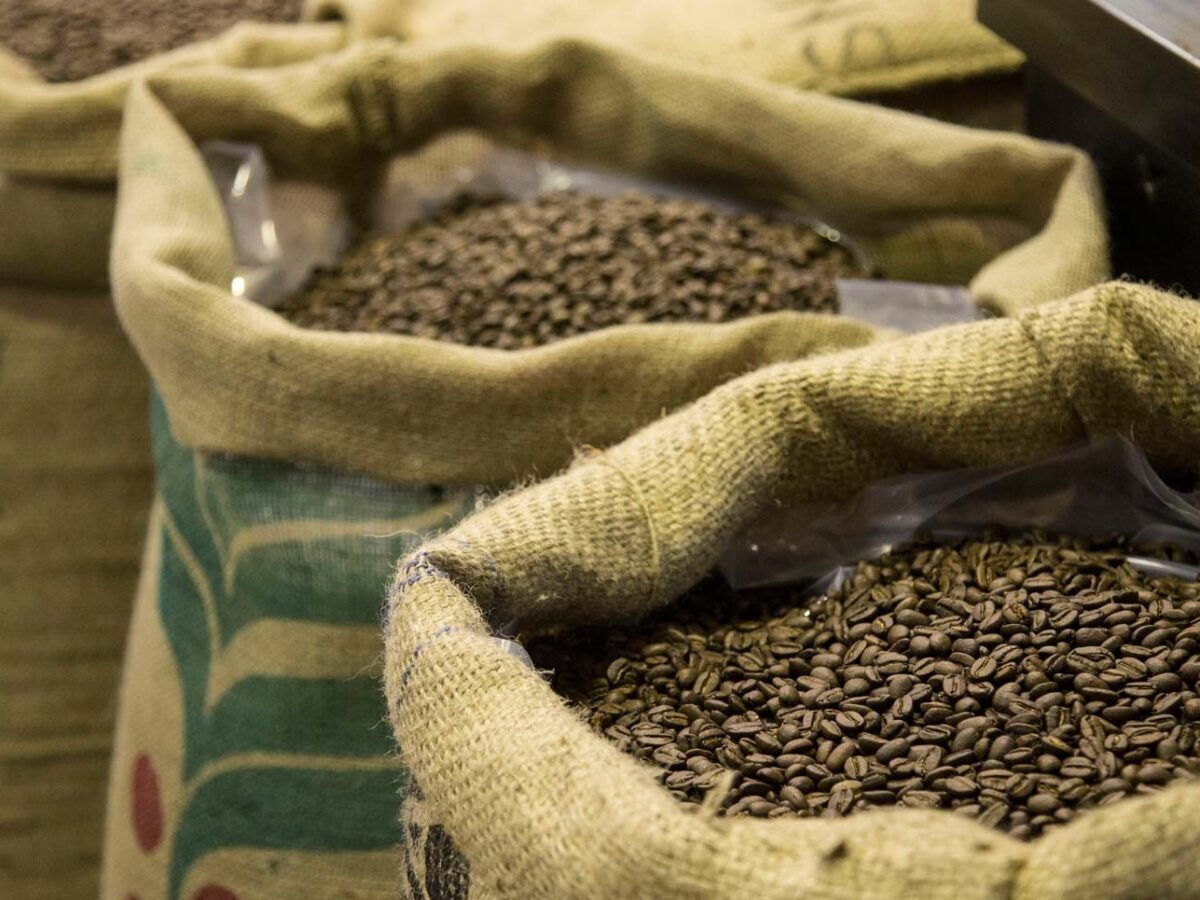 بر اساس گفته متخصصان تفاله قهوه سلول های مرده پوست را از بین می برد.