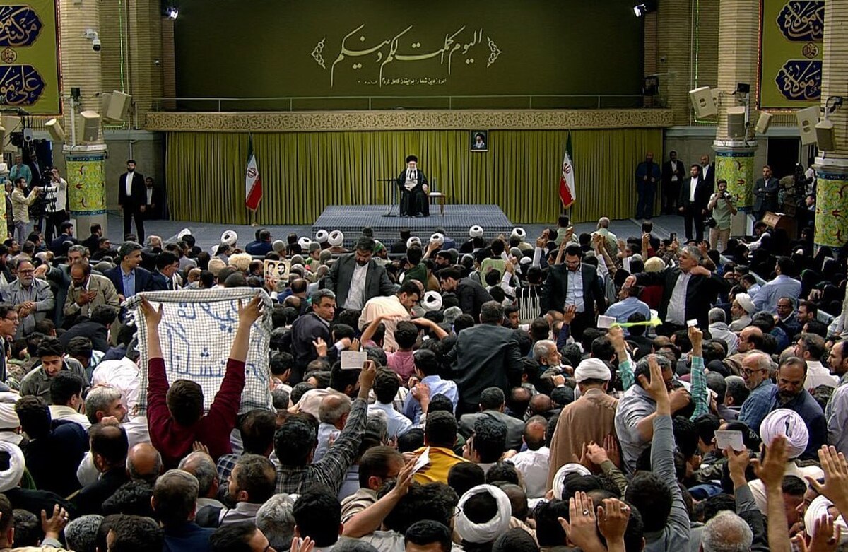 رهبر معظم انقلاب:  امیدواریم خداوند ملت ایران را سرافراز از این انتخابات خارج کند | سرافرازی در درجه اول به مشارکت حداکثری است و در درجه دوم به انتخاب اصلح + فیلم