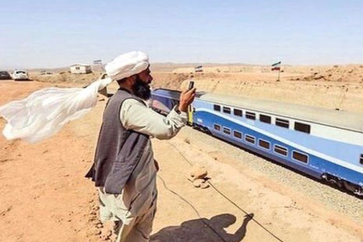 قطار حامل کمک‌های ایران با استفاده راه آهن خواف – هرات به ایستگاه روزنک رسید