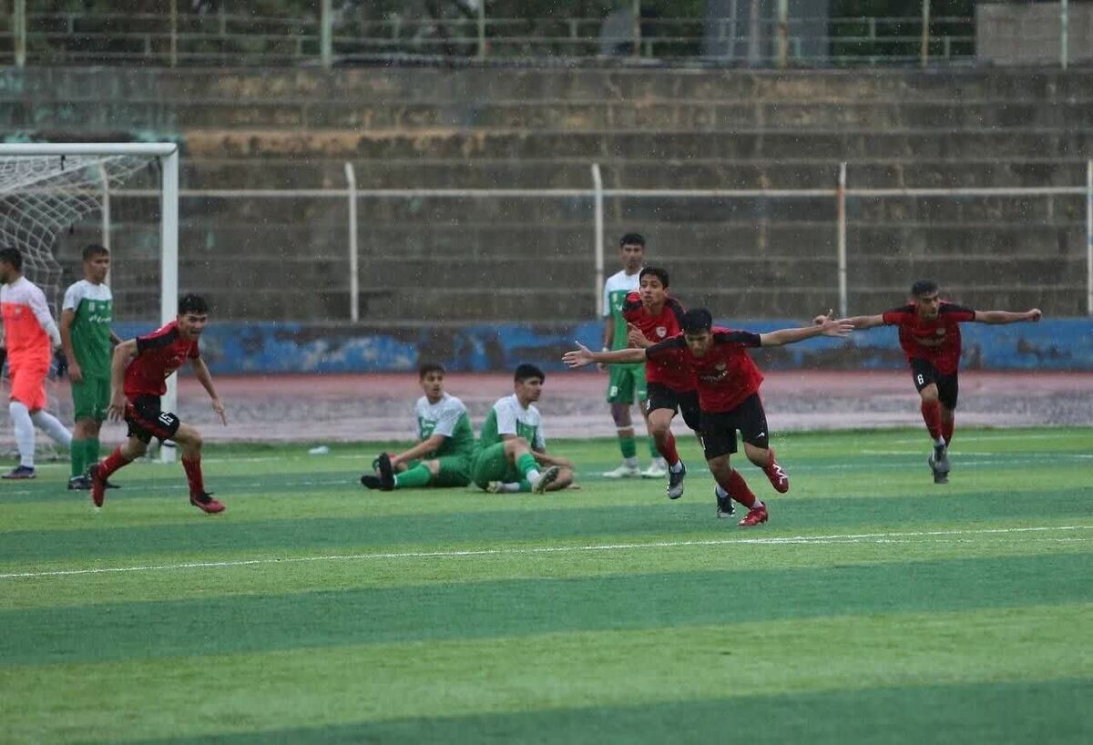 فوتبال چهارده‌ساله‌ها در نیمه‌نهایی لیگ مشهد
