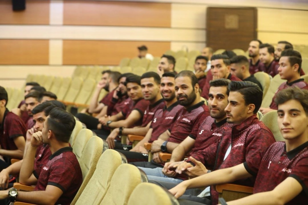 داوران فوتبال تهران لباس متحدالشکل می‌پوشند