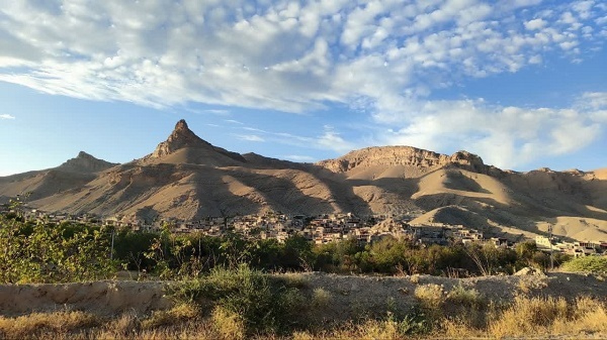 روستای گوش در جاده کلات بعد از سد کارده و در نزدیکی شهر مشهد قرار دارد.