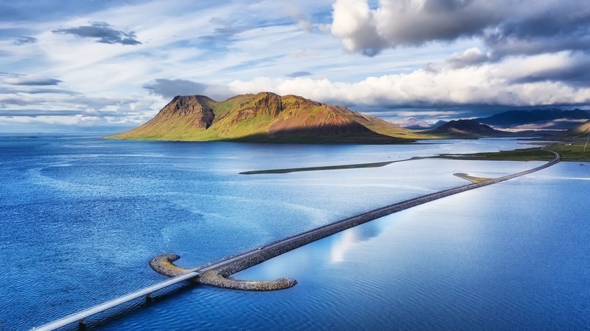 ویدئو| جاده‌ای در دریای ایسلند
