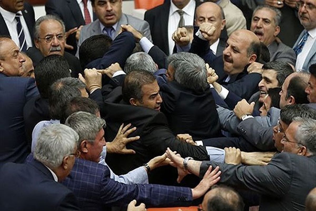تصاویری از زد و خورد شدید در پارلمان ترکیه+ فیلم