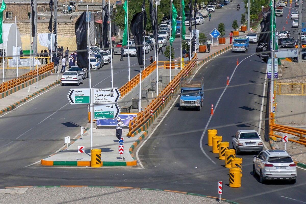 آبادانی در دروازه شرقی مشهد | با تعریض پل شهید باهنر در ورودی جاده سرخس، یکی دیگر از گره‌های ترافیکی باز شد