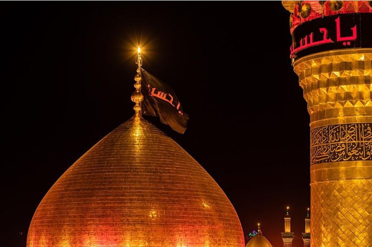 خادمان بارگاه حرم حضرت اباعبدالله الحسین(ع) در کربلای معلی امشب پس از حلول ماه ربیع الاول پرچم گنبد این حرم را تعویض کردند.