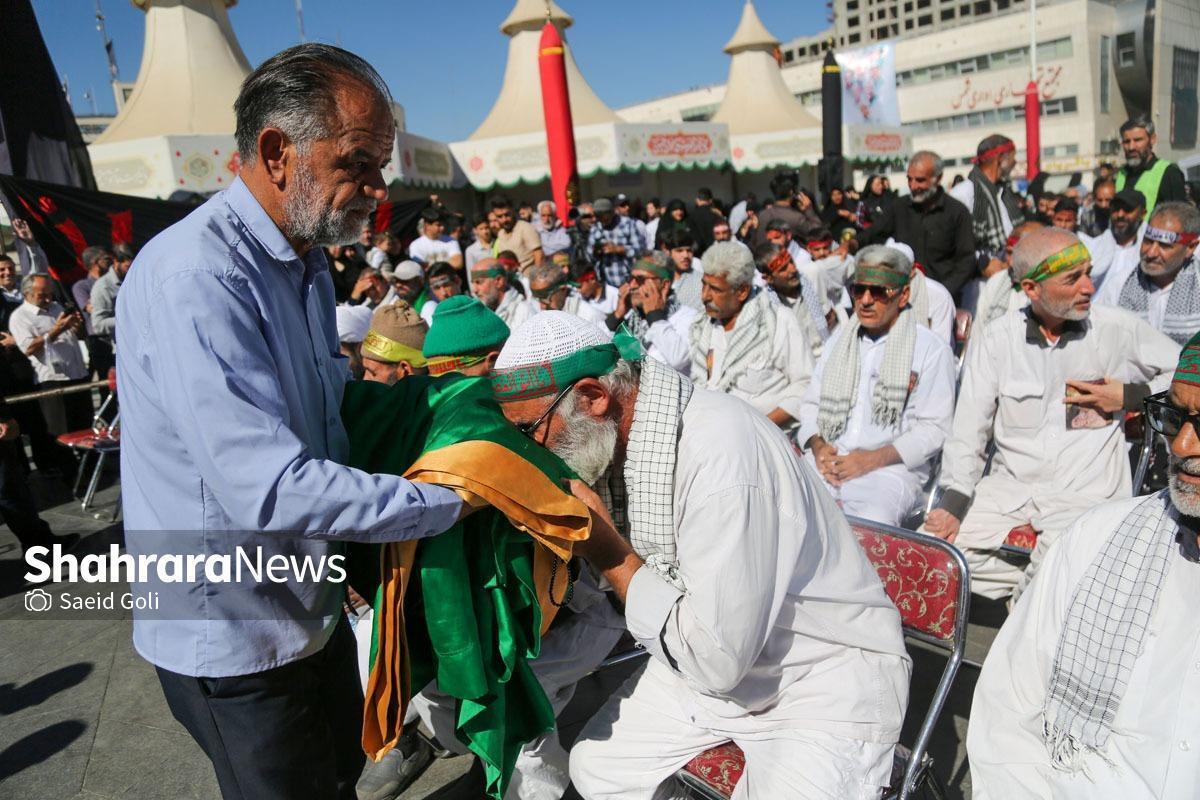 آیین استقبال رسمی از طولانی‌ترین کاروان پیاده مشهد به کربلا با نام «انصارالحسین(ع)»، صبح امروز در عرصه میدان شهدای مشهد برگزار شد.