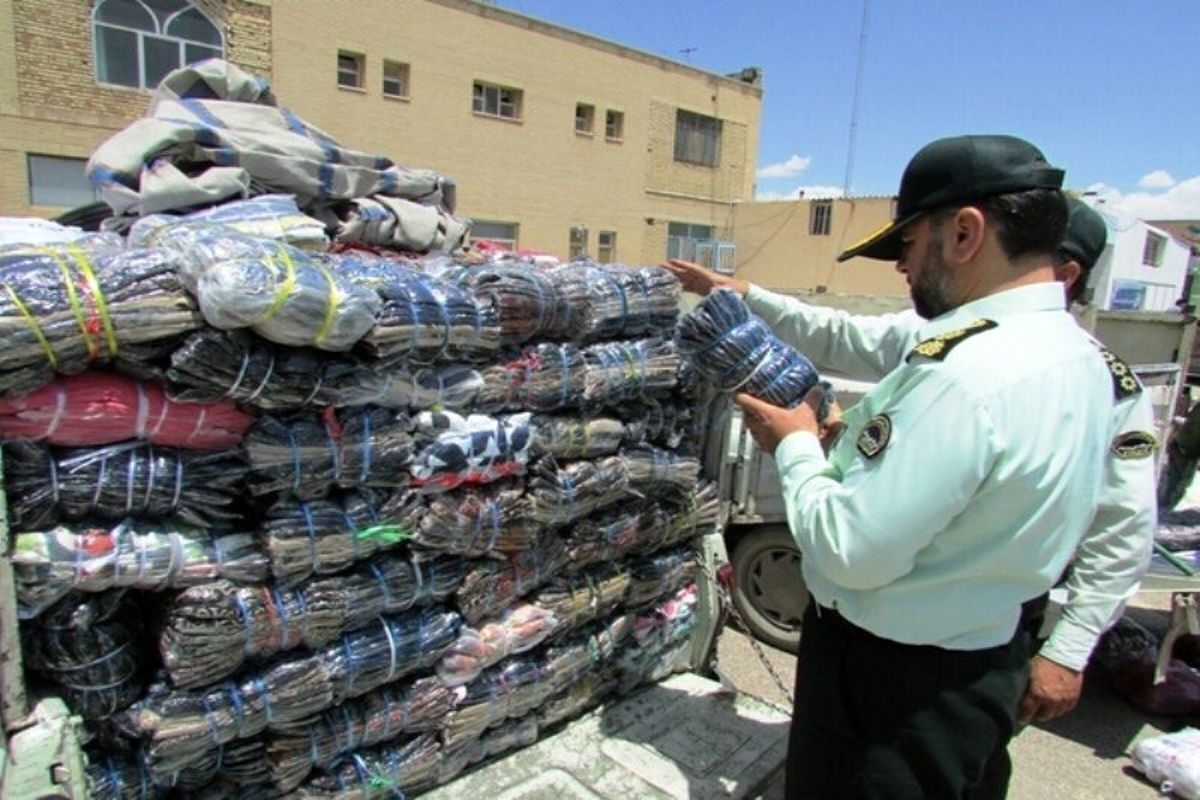 فرمانده انتظامی بخش رضویه مشهد از کشف محموله ۲ میلیارد ریالی لباس قاچاق در بازرسی از یک دستگاه خودرو سواری در ورودی مشهد، خبر داد.