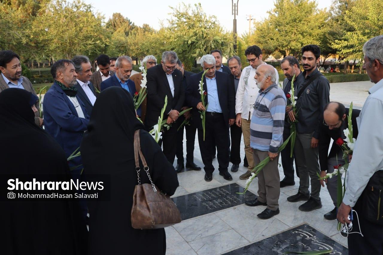 برگزاری مراسم گرامیداشت روز شعر و ادب فارسی در آرامگاه فردوسی برگزاری مراسم گرامیداشت روز شعر و ادب فارسی در آرامگاه فردوسی