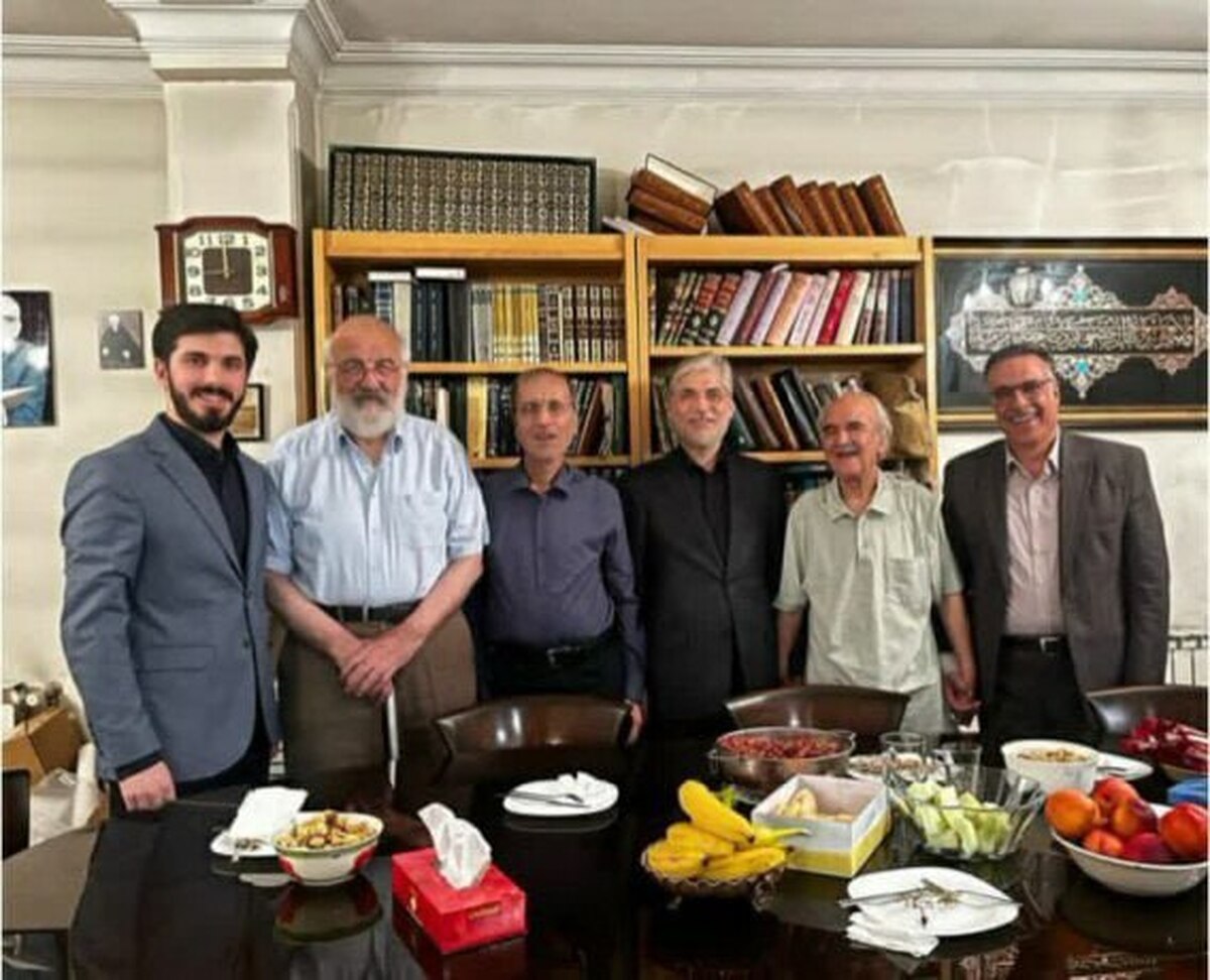 حسین سیمایی صراف، وزیر علوم، تحقیقات و فناوری با استاد محمدرضا شفیعی کدکنی، استاد ممتاز دانشگاه تهران دیدار کرد.
