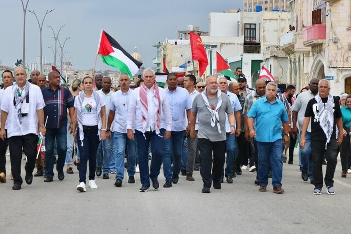 حضور رئیس‌جمهور کوبا با چفیه در راهپیمایی حمایت از فلسطین