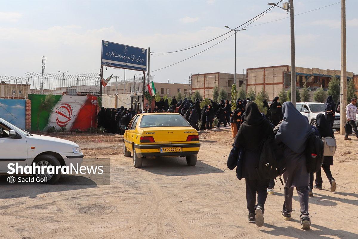 سرگردانی ۶۰۰ دانش‌آموز به علت کمبود مدرسه در شهرک مهرگان مشهد | تحصیل یک روز در میان!